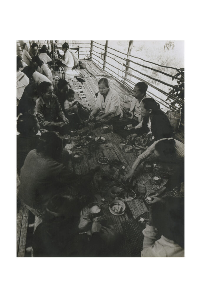 ป้าแสงดา ศิลปินแห่งชาติด้านผ้าทอ ขณะนั่งรับประทานอาหารกลางวันพร้อมกับช่างทอผ้า บ้านไร่ไผ่งาม อำเภอจอมทอง ค.ศ.1983